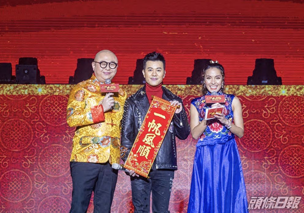 梁漢文特別獻唱一小段黃梅戲。